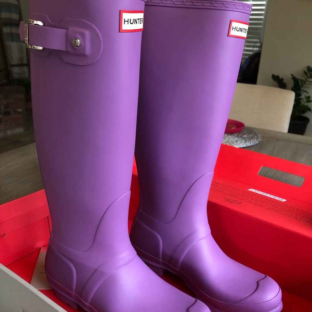 New in box Hunter thistle purple rain boots 7